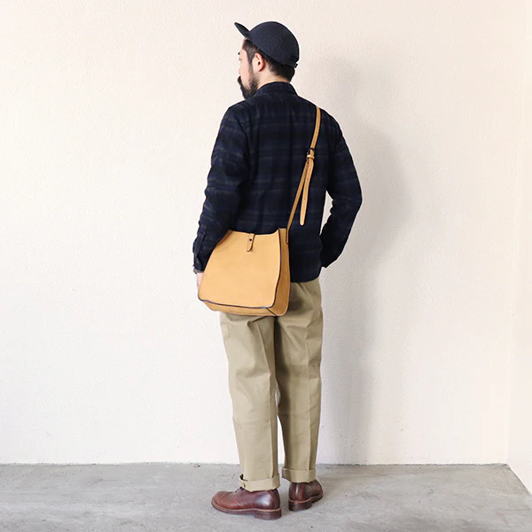 TRAILBLAZER BAG / 1920 - 1930s WOODSMAN SHOULDER BAG / BULL HIDE / YELLOW OCHRE NUBUCK - Image 4