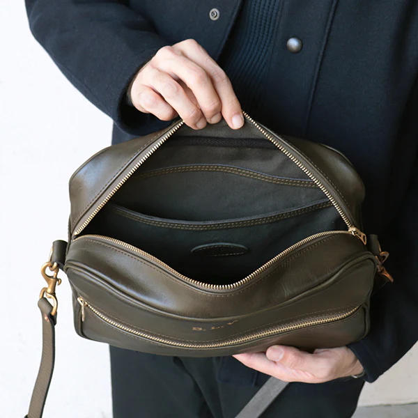 LEATHER WANDER SHOULDER BAG / BLACK VINTAGE FINISH - Image 10