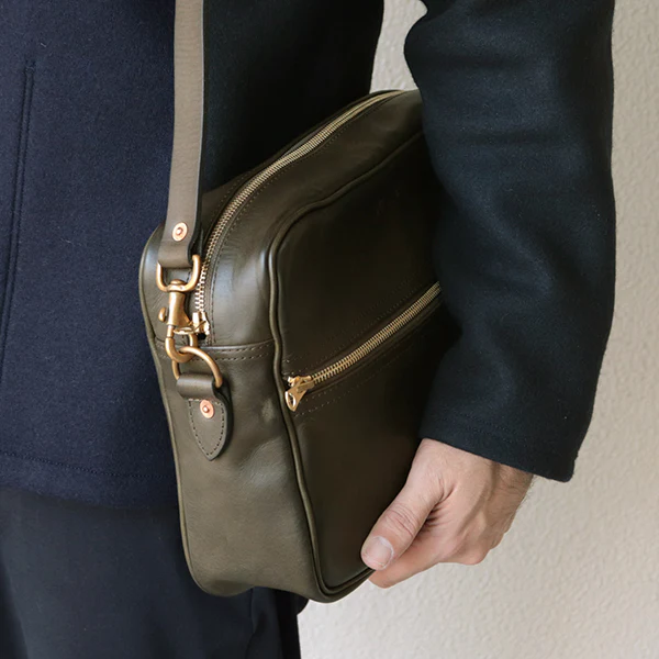 LEATHER WANDER SHOULDER BAG / BLACK VINTAGE FINISH - Image 11